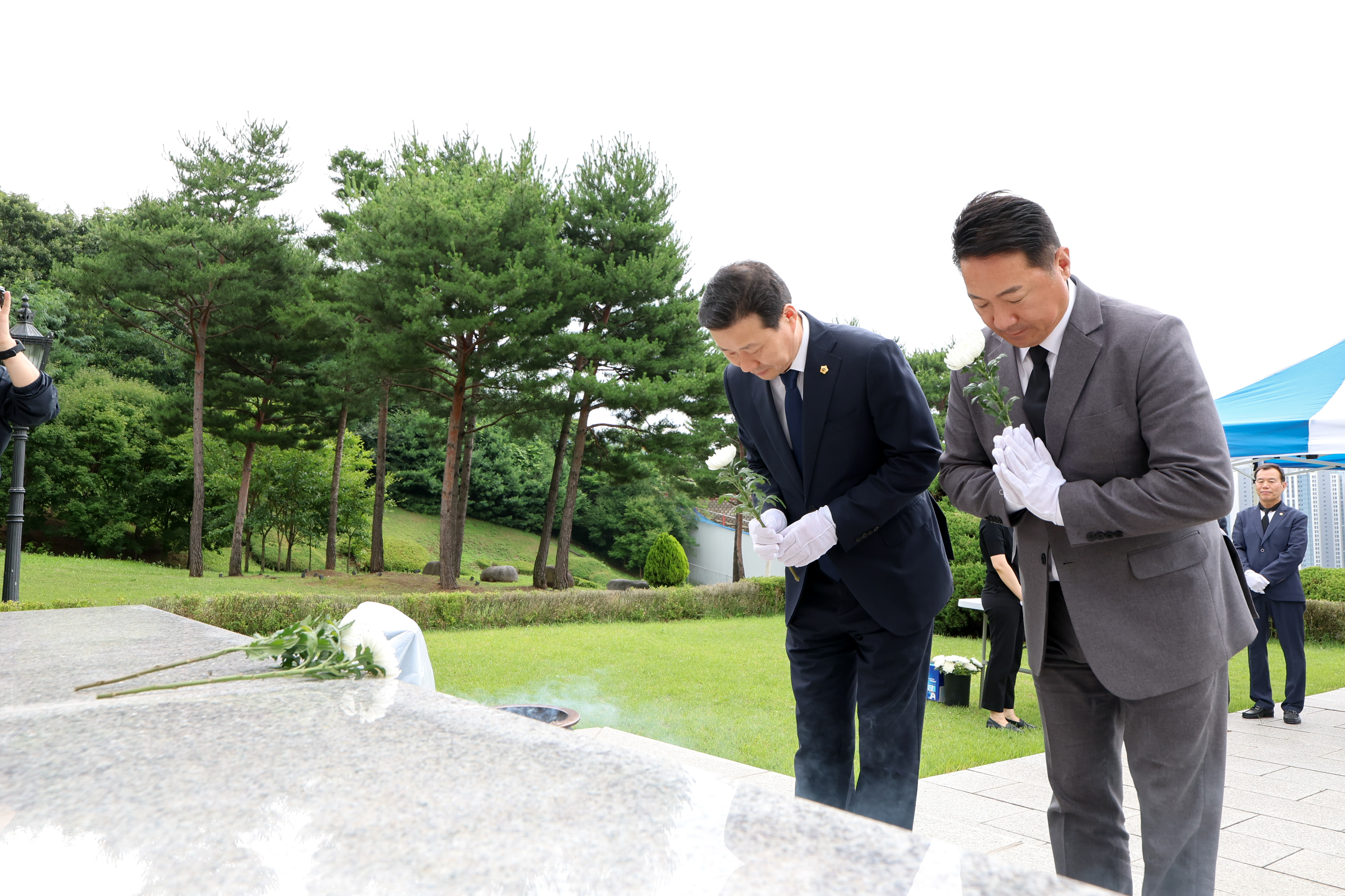 제9대 후반기 성남시의회 의장단 현충탑 참배 - 7