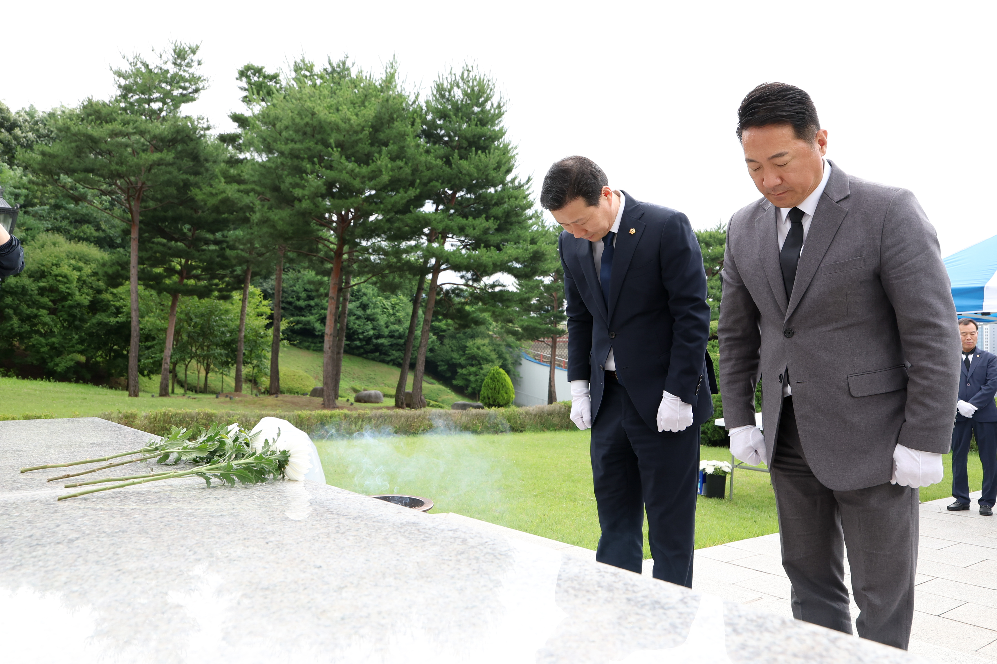 제9대 후반기 성남시의회 의장단 현충탑 참배 - 9