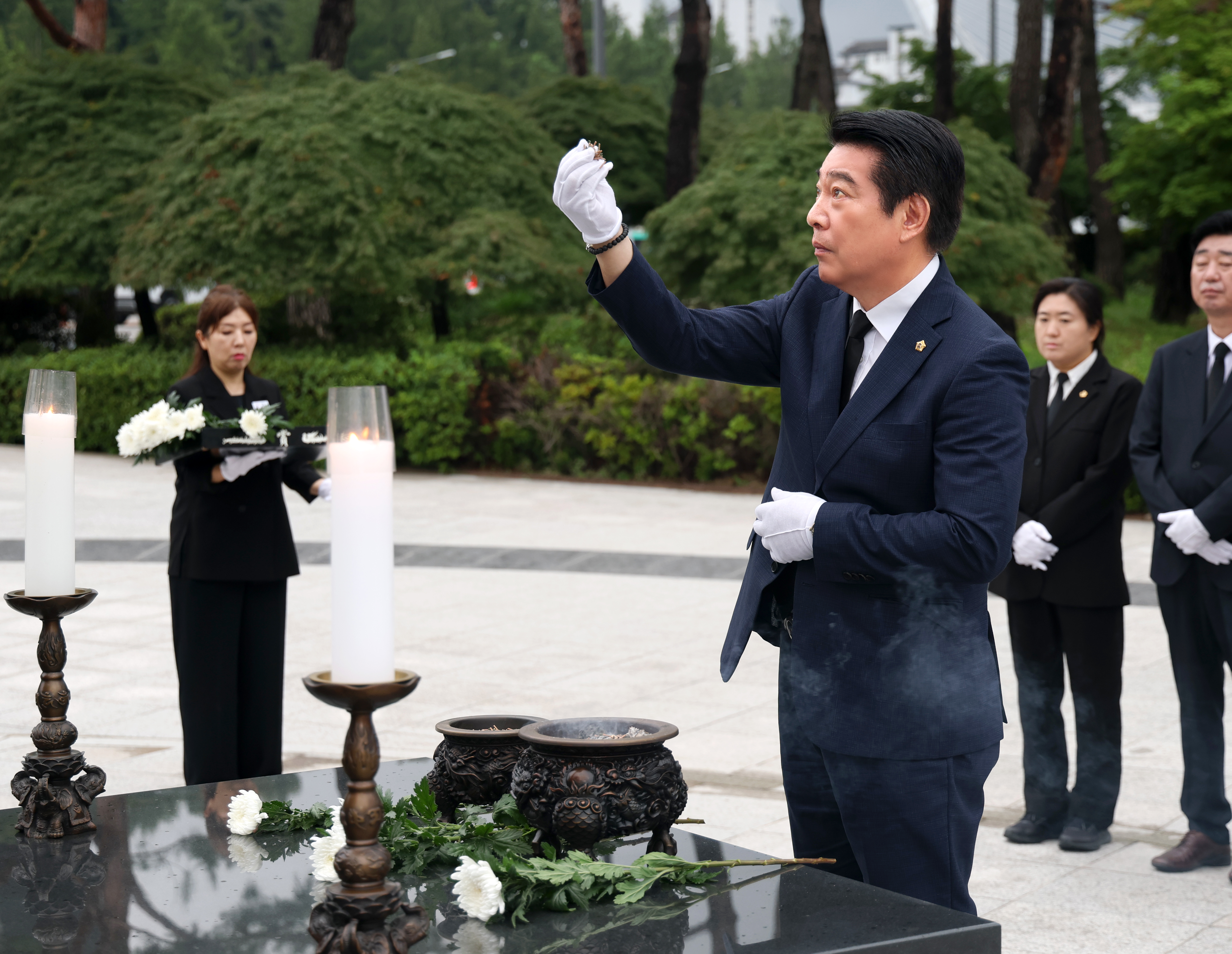 제10대 성남시의회 의장단 현충탑 참배 - 10