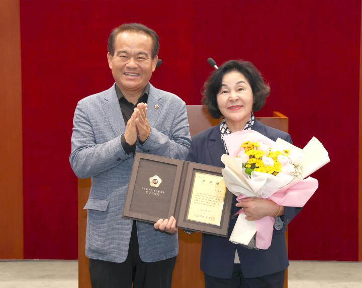 지역사회발전 유공 모범시민 감사패 수여 - 2