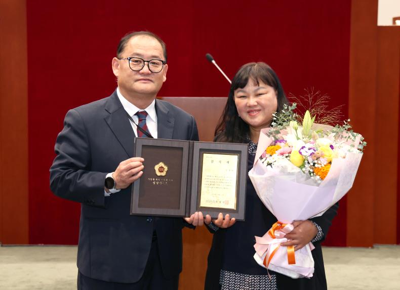 지역사회발전 유공 모범시민 감사패 수여