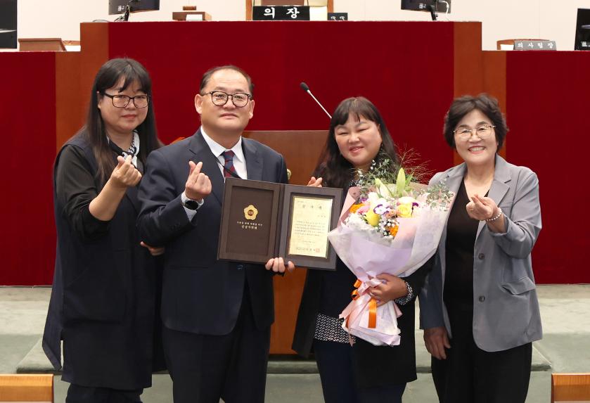 지역사회발전 유공 모범시민 감사패 수여 - 3