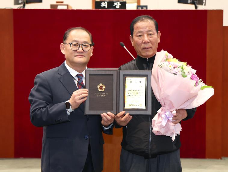 지역사회발전 유공 모범시민 감사패 수여 - 4