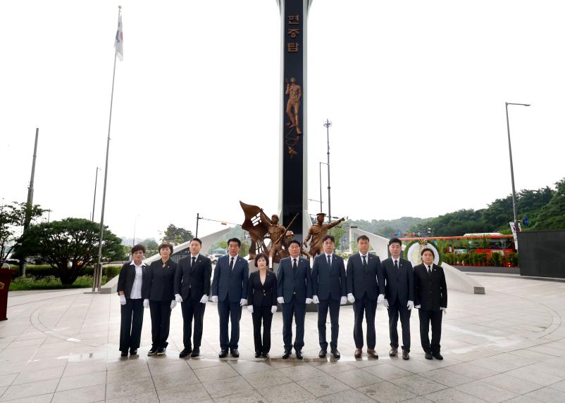 제10대 성남시의회 의장단 현충탑 참배