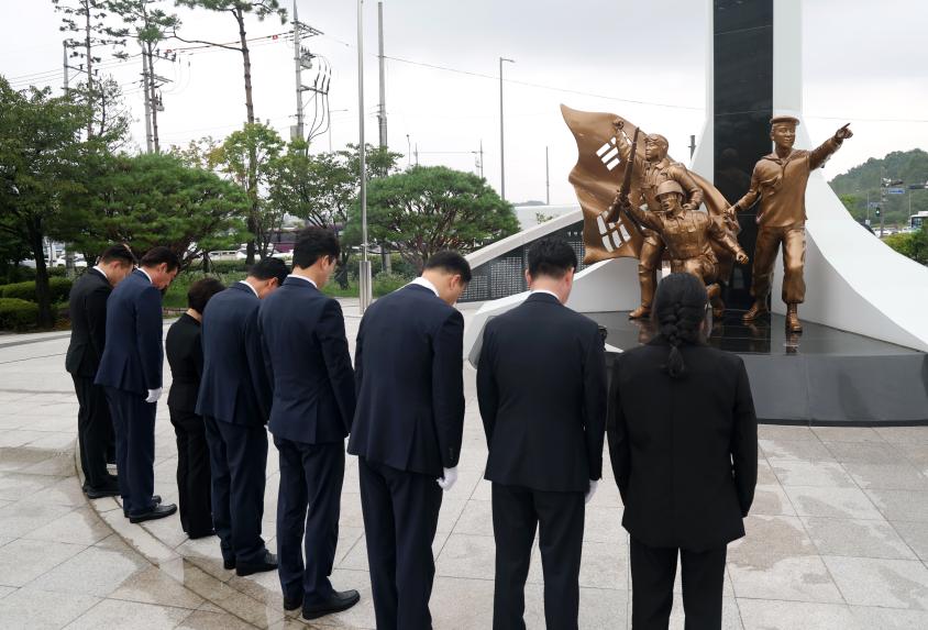 제10대 성남시의회 의장단 현충탑 참배 - 5