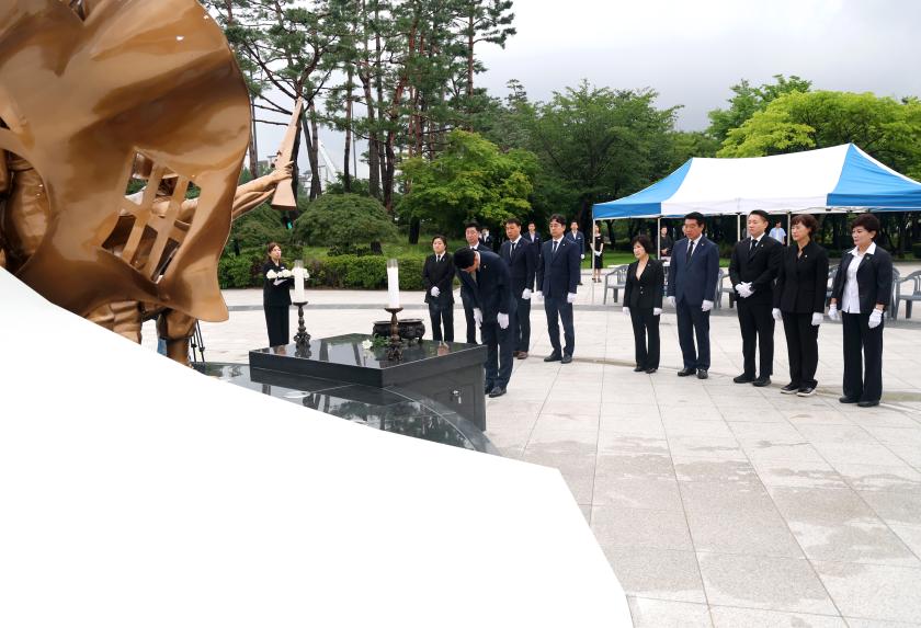 제10대 성남시의회 의장단 현충탑 참배 - 6