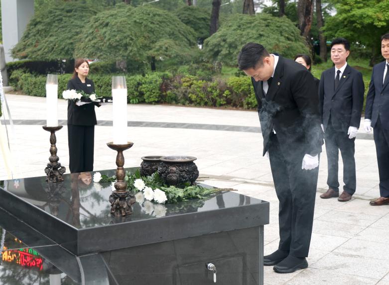 제10대 성남시의회 의장단 현충탑 참배 - 7