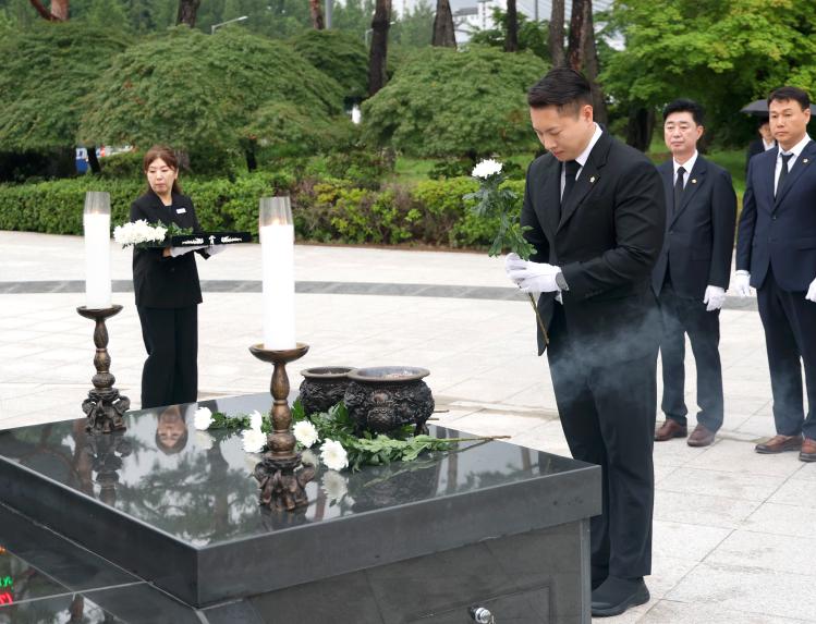 제10대 성남시의회 의장단 현충탑 참배 - 8