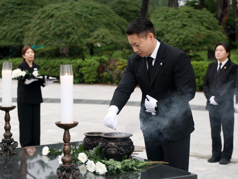 제10대 성남시의회 의장단 현충탑 참배 - 10