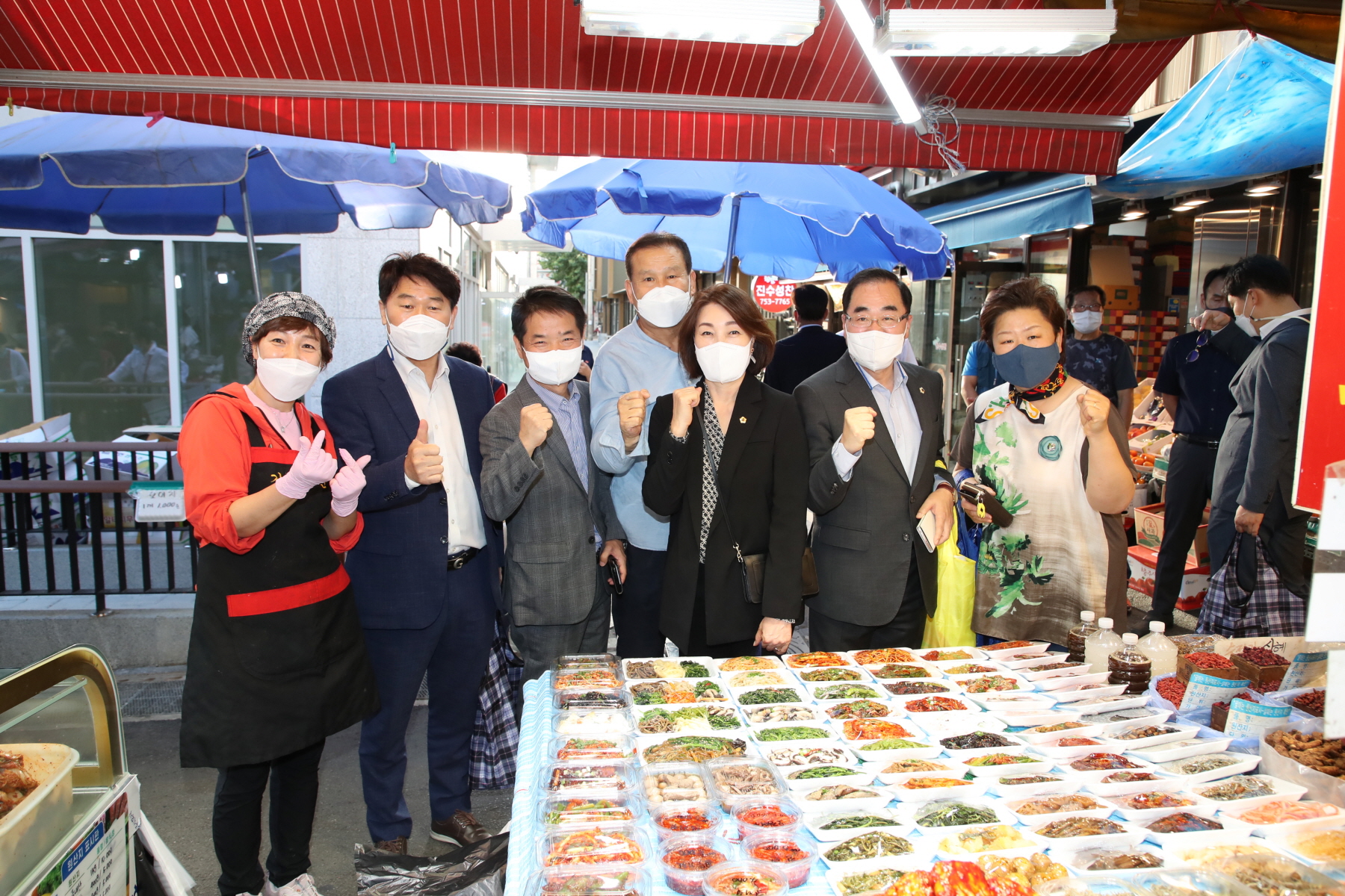 성남시의회, “상인 여러분, 힘내십시오!”…추석맞이 현대시장 장보기 - 1