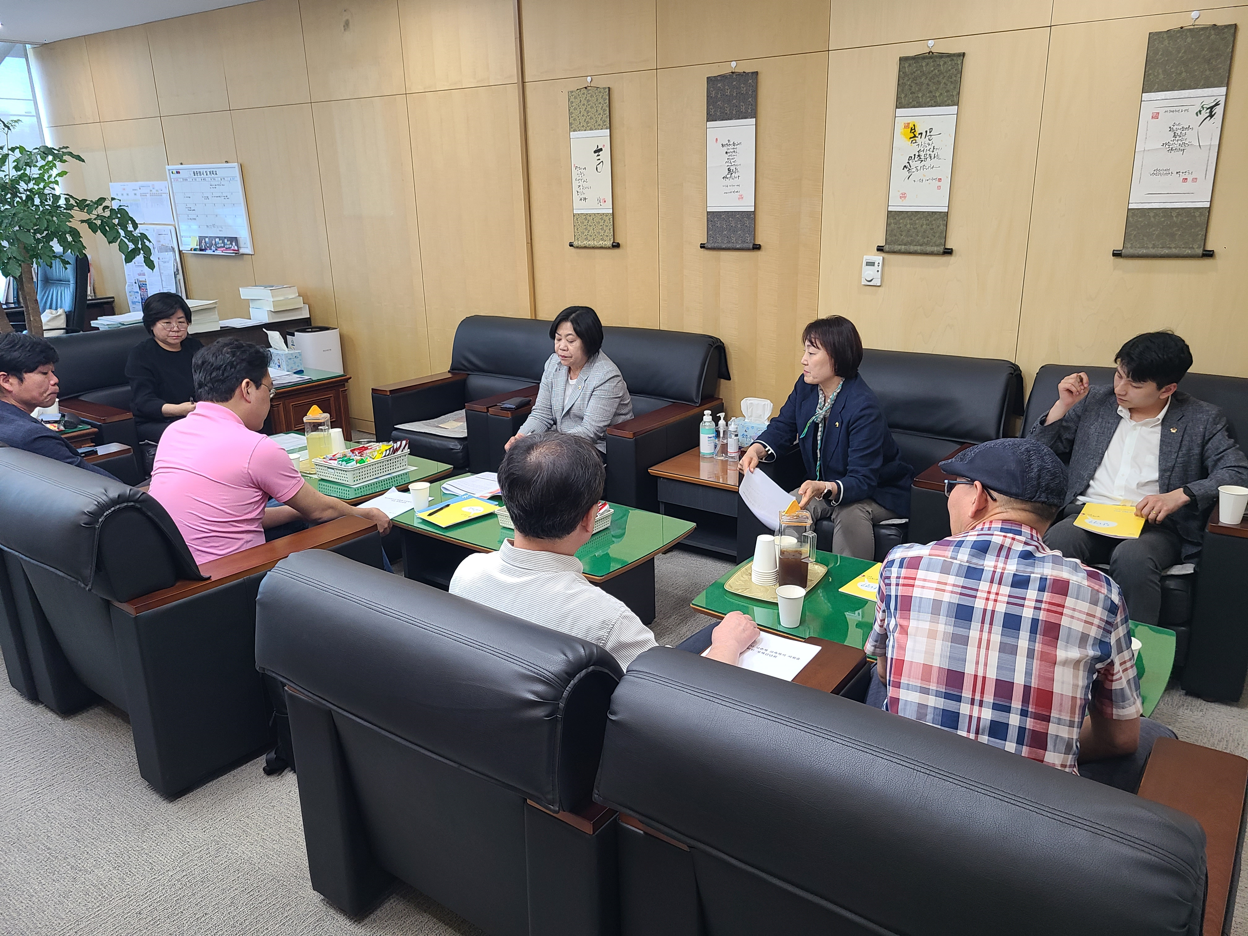 성남시의회 행정교육위원회, 성남 학교밖청소년배움터협의회와 정담회 개최 - 2