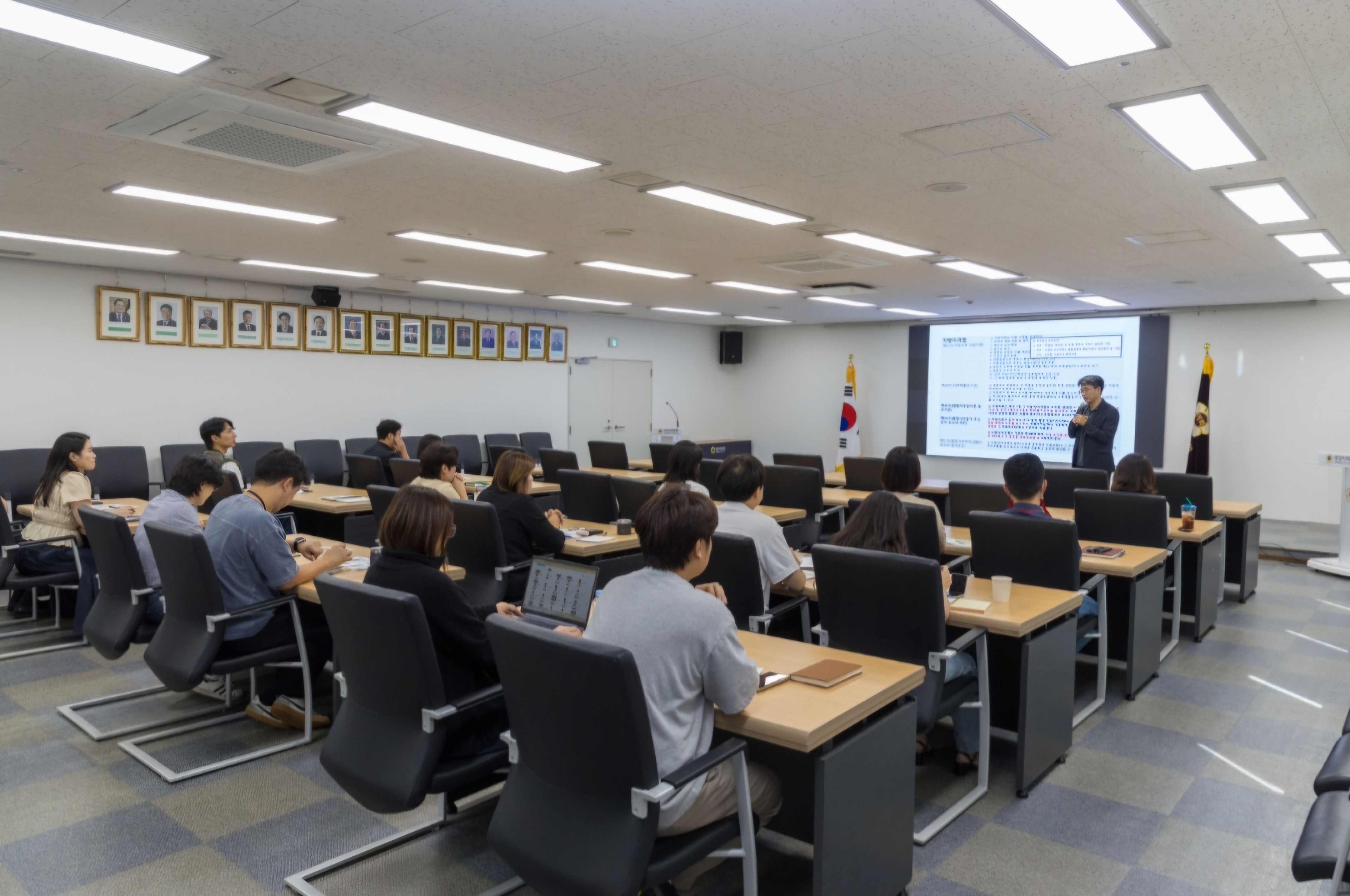 성남시의회, 2025년도 정책지원관 및 직원 하반기 직무교육 실시 - 1