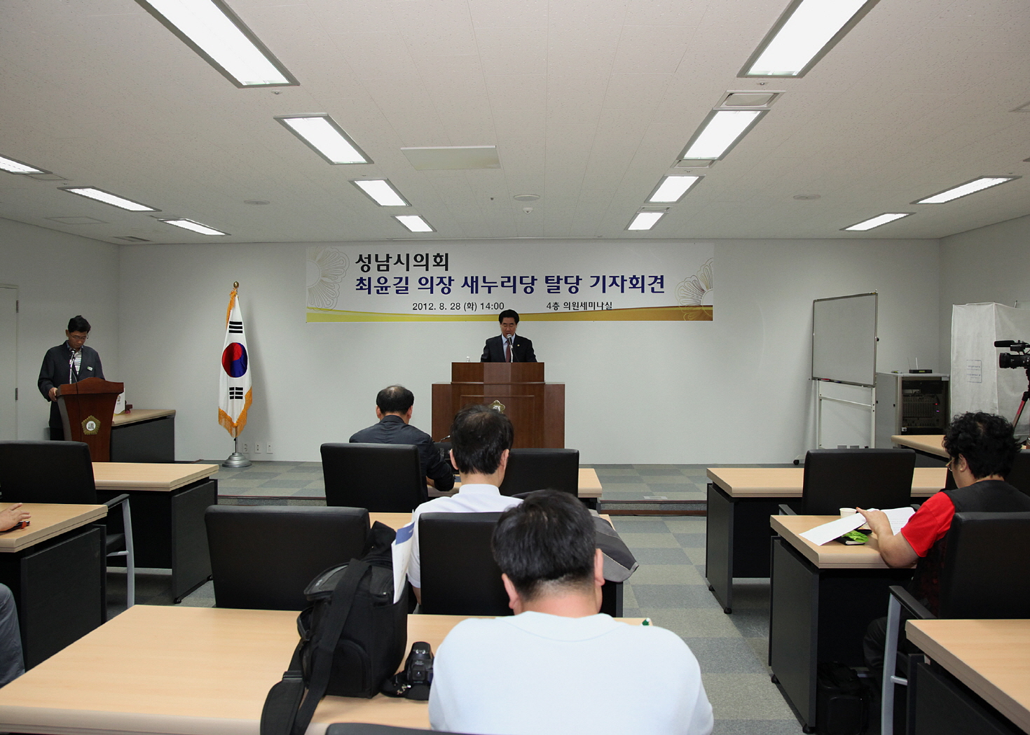 최윤길 의장 새누리당 탈당 관련 기자회견 - 3