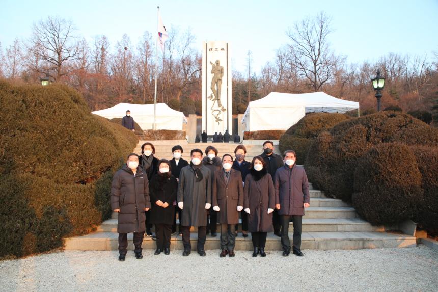 성남시의회, 현충탑 참배로 새해 첫 일정 시작 