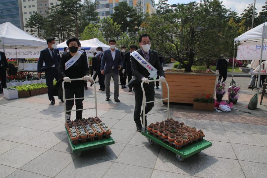 성남시의회, 지역 화훼 농가 살리기 동참 - 성남 화훼 드라이브 스루 직거래 장터에서 화훼 구매 및 격려