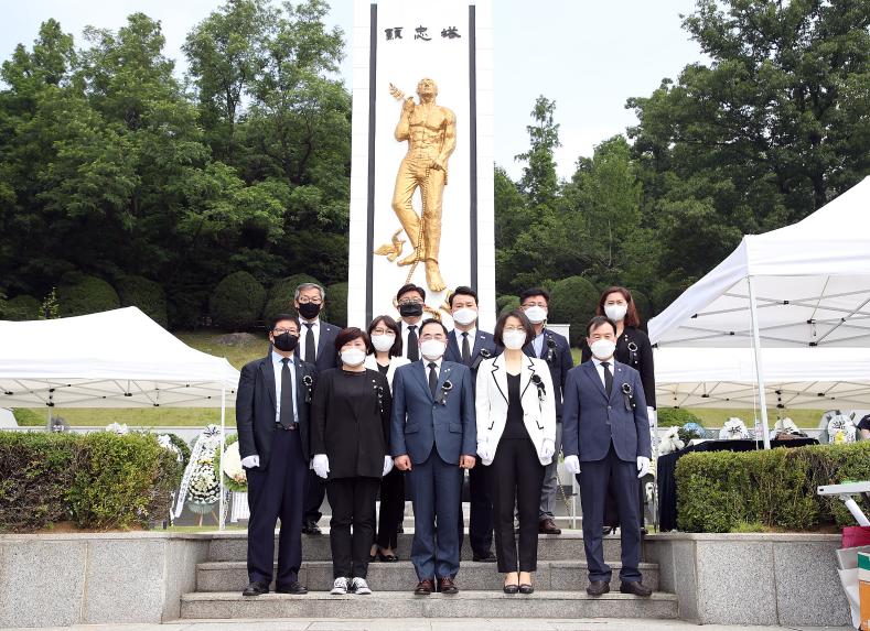 성남시의회, 현충일 맞아 현충탑 참배