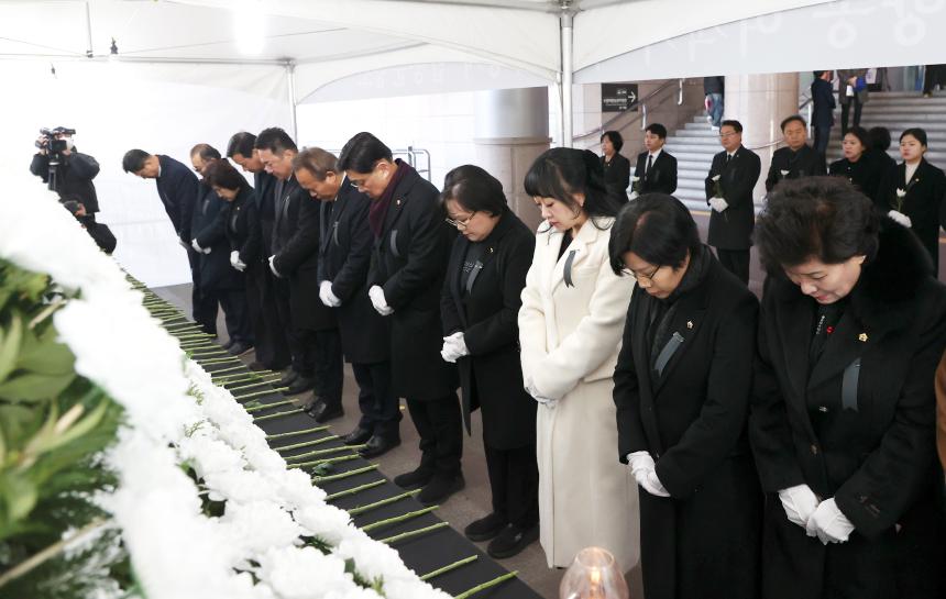 성남시의회, 수원역 합동분향소 조문