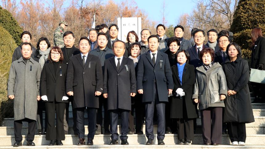 성남시의회, 2025년 신년 현충탑 참배